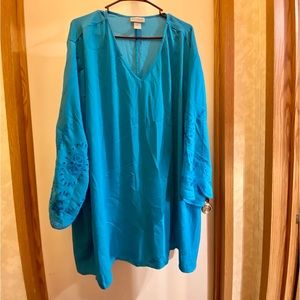 NWOT BLUE/teal long sleeve scalloped cut outs. Size 5x